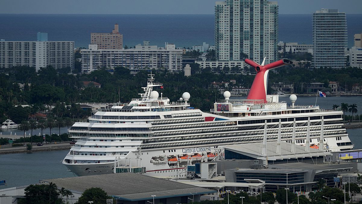 ARCHIVO: El crucero Carnival Conquest está atracado en el puerto de Miami, el 20 de octubre de 2021.