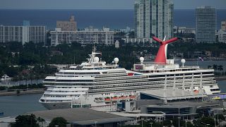 ARCHIVO: El crucero Carnival Conquest está atracado en el puerto de Miami, el 20 de octubre de 2021.