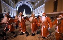 Участники забега Дедов Морозов на Дворцовой площади в Санкт-Петербурге