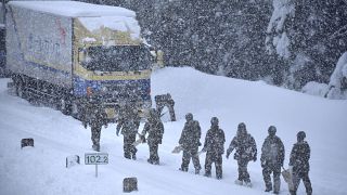 عناصر الدفاع المدني اليابانية، يزيلون الثلج على طريق هوكوريكو السريع في فوكوي، اليابان.