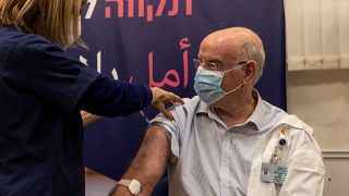 أول شخص في إسرائيل يتلقى الجرعة الرابعة من لقاح كورونا