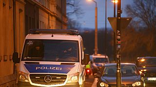 Polizeiauto vor einem Wohnhaus in Dresden, Symbolbild, 15.12.2021