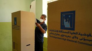 عراقي يدلي بصوته في الانتخابات التشريعية في الموصل، العراق.