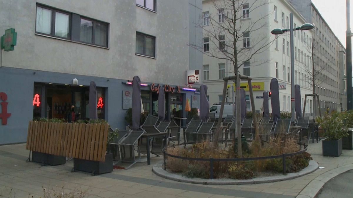مقهى مغلق في العاصمة النمساوية في مساع للحد من انتشار الفيروس