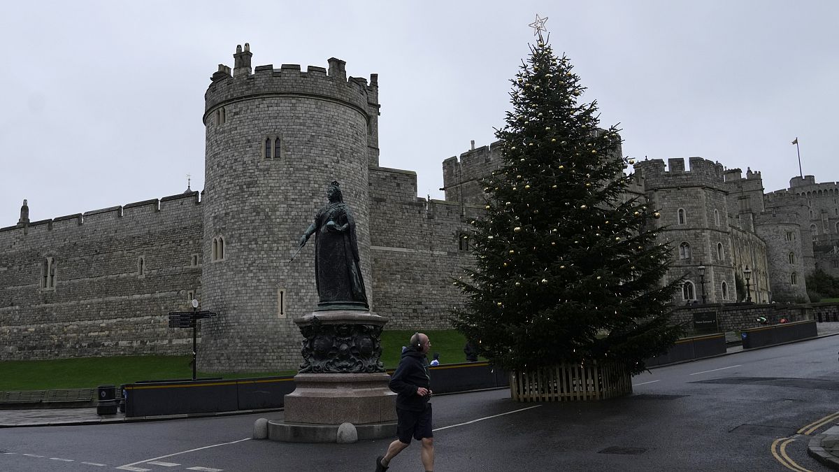 رجل يمر بقصر وندسور في يوم عيد الميلاد، بريطانيا.