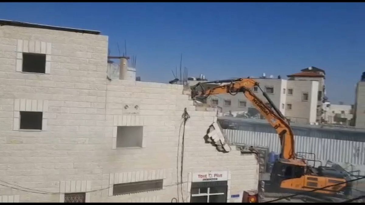 La pala excavadora israelí destruyendo la vivienda palestina de tres plantas