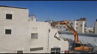 La pala excavadora israelí destruyendo la vivienda palestina de tres plantas