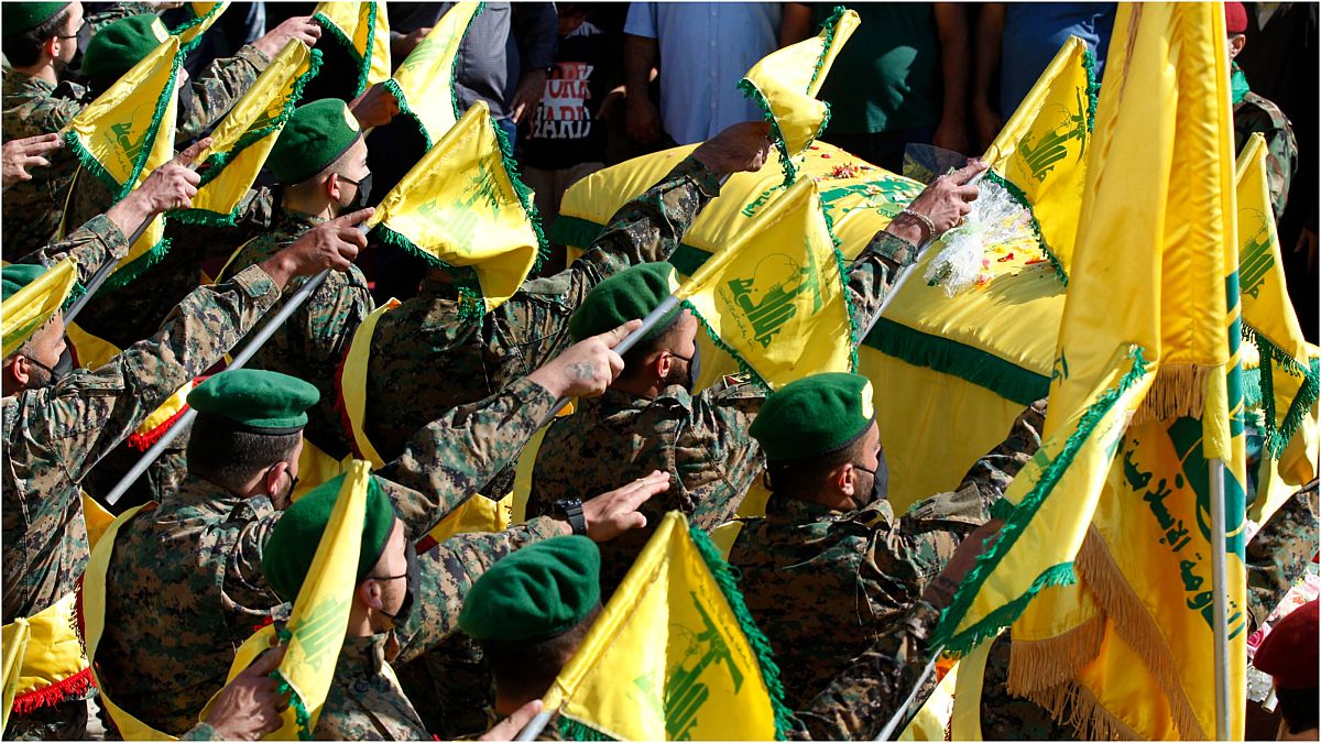 مقاتلون من حزب الله اللبناني أثناء استعراض عسكري 15 أيار/مايو 2021
