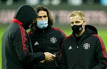 Jogadores do Manchester United protegidos com máscara antes de um jogo