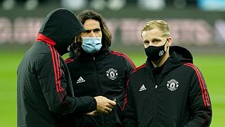 Jogadores do Manchester United protegidos com máscara antes de um jogo
