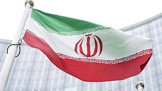 Η σημαία του Ιράν κυματίζει μπροστά στο κτίριο της Διεθνούς Επιτροπής Ατομικής Ενέργειας στη Βιέννη