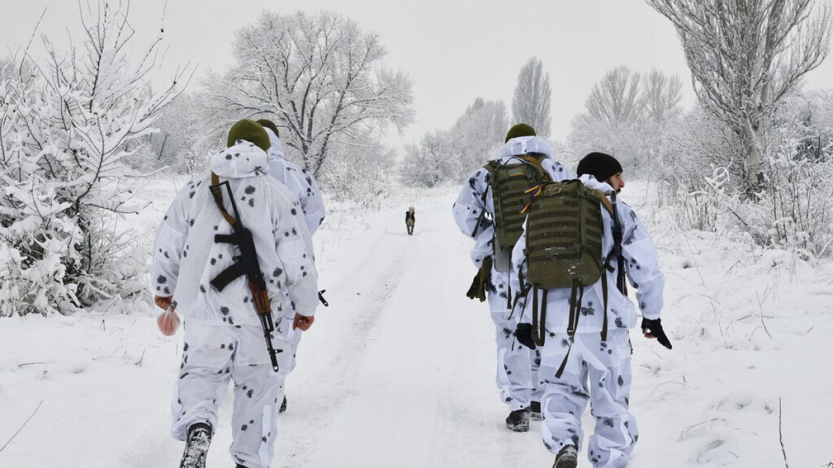 Des militaires ukrainiens se rendent à pied sur la ligne de front avec les séparatistes soutenus par la Russie, Donbass, 27/12/2021