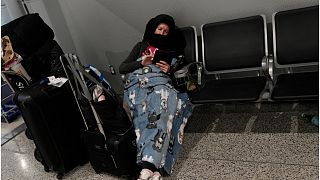 الصورة لمسافرة تنتظر موعد إقلاع طائرتها في مطار فلوريدا