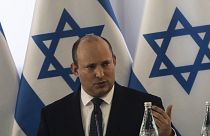 Naftali Bennett izraeli miniszterelnök felszólal kormányának heti ülésén