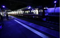 «چراغ‌های ضد خودکشی» در یک ایستگاه قطار در غرب توکیو. روشنایی ریل‌ها جلوی موارد موفق خودکشی را می‌گیرد