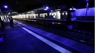 «چراغ‌های ضد خودکشی» در یک ایستگاه قطار در غرب توکیو. روشنایی ریل‌ها جلوی موارد موفق خودکشی را می‌گیرد