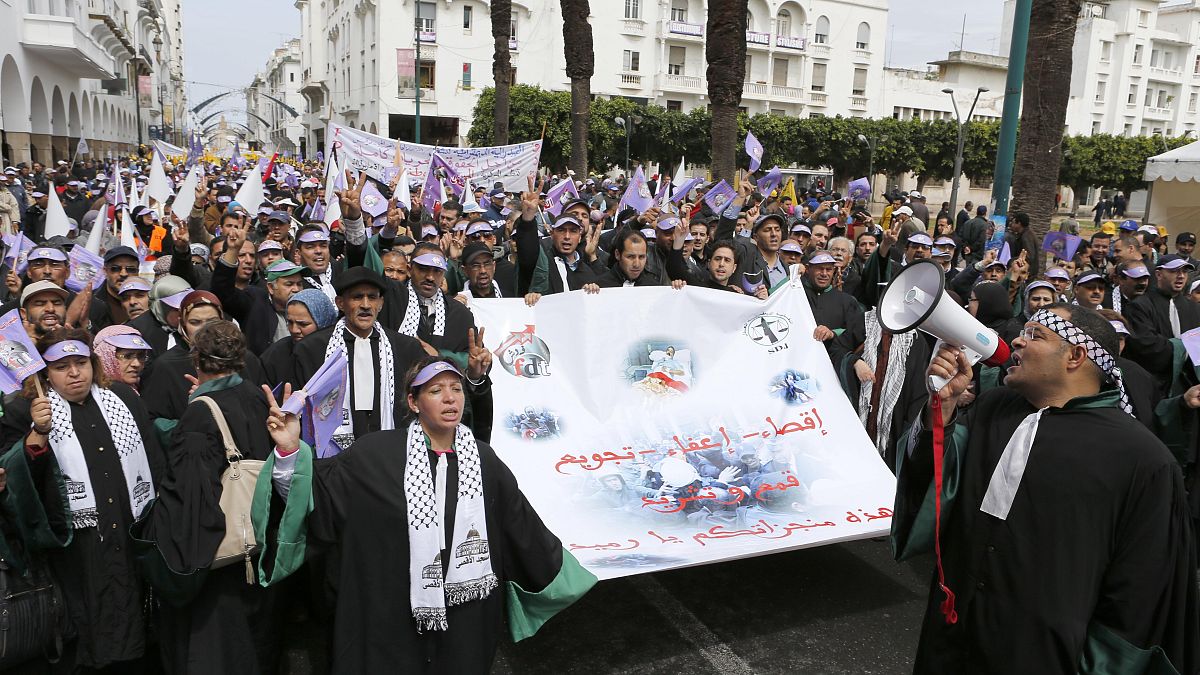 متظاهرون من النقابات العمالية والمحامين في مسيرة احتجاجية في الرباط، المغرب. 2013 