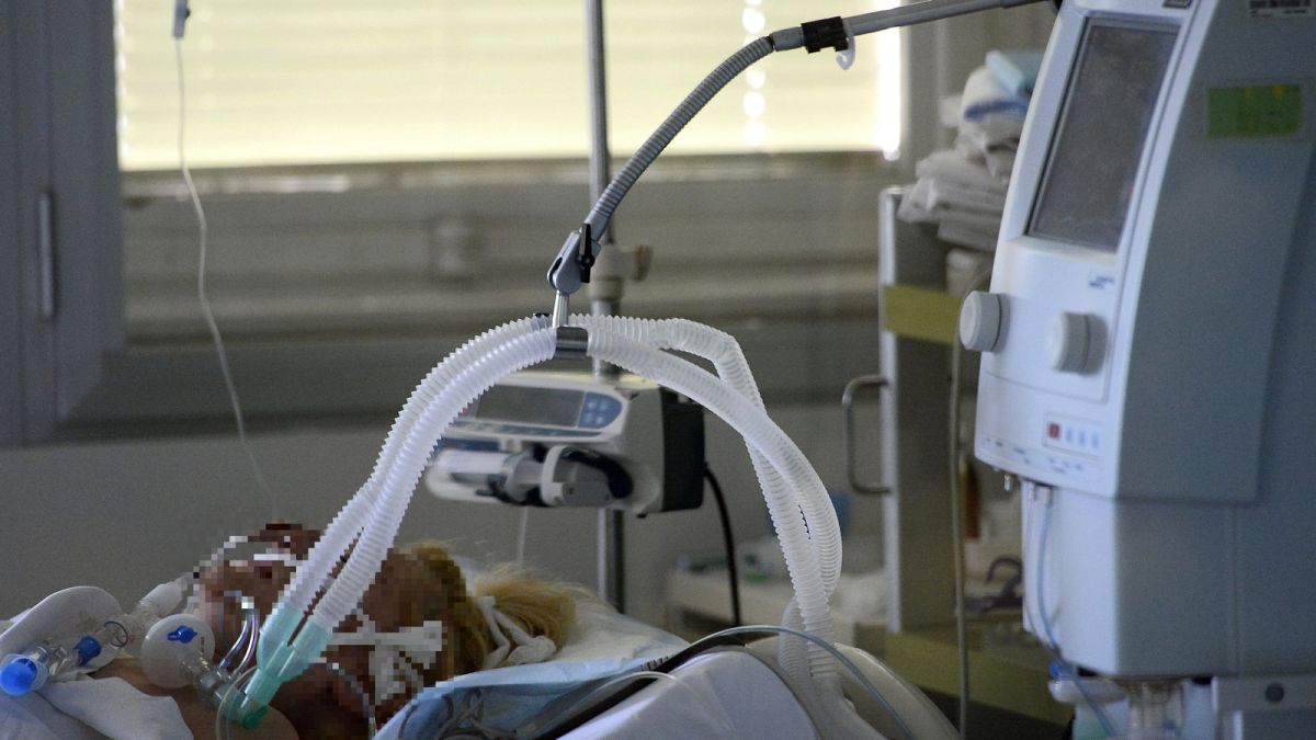 Archív felvétel: Lélegeztető gépen lévő beteg a Jahn Ferenc Dél-pesti Kórház intenzív osztályán