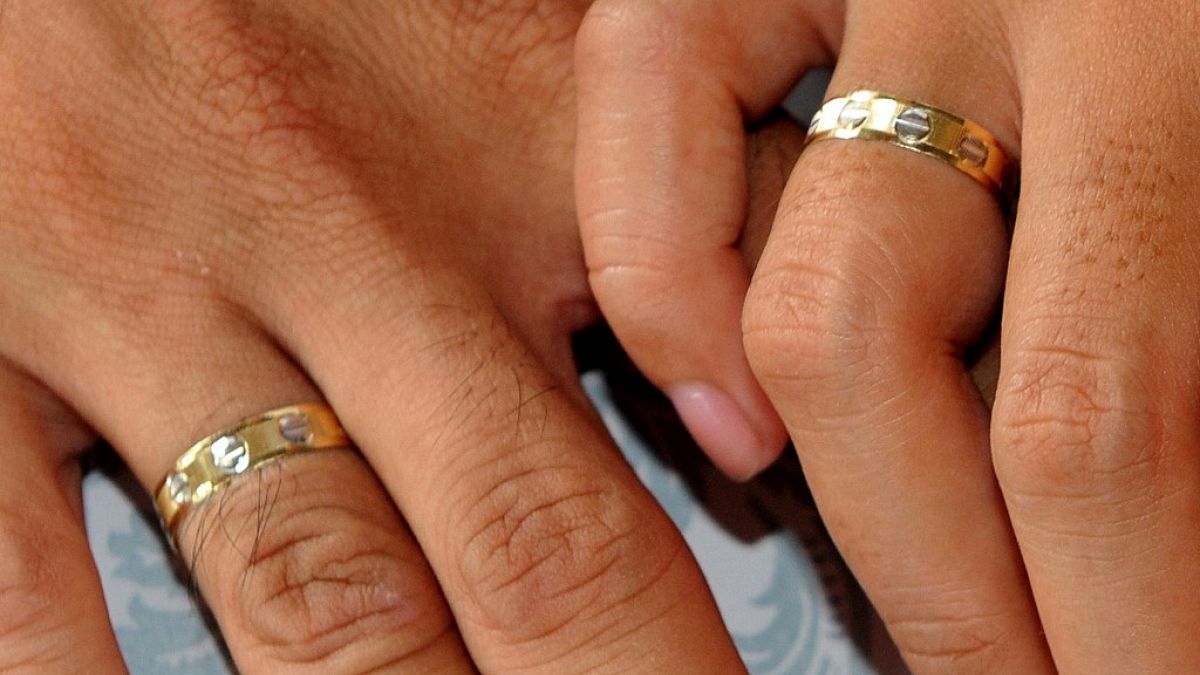 Filipinler'de yeni evlenen bir çift yüzükleri ile poz verdi (Arşiv) 