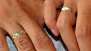 Filipinler'de yeni evlenen bir çift yüzükleri ile poz verdi (Arşiv) 