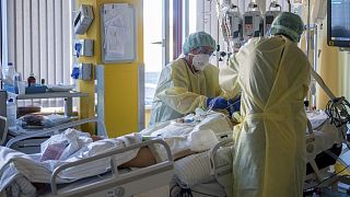 Koronavírusus beteg ellátása a hallei kórház Covid intenzív osztályán