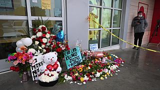 نصب تذكاري للطفلة التي قتلت برصاصة طائشة للشرطة في شمال هوليوود، كاليفورنيا.