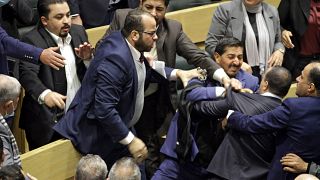اشتباكات وعراك بالأيدي بين أعضاء في البرلمان الأردني، في العاصمة عمان، في 28 ديسمبر 2021.