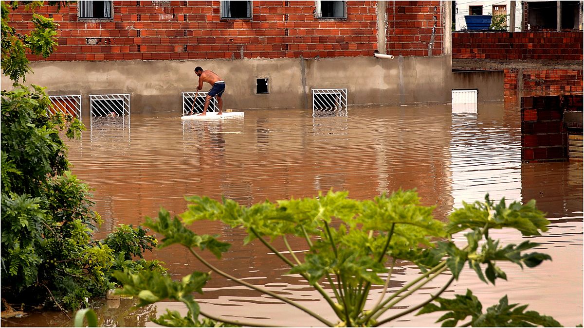 Des maisons sous l'eau, des rues transformées en rivières au Brésil