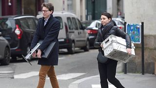 Fransa'nın Nantes kentinde bir kişi uzaktan çalışma için bilgisayar monitörünü evine taşıyor