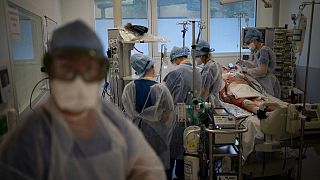 طاقم طبي يعالج مريضا لكوفيد-19 في وحدة العناية المركزة في مستشفى مرسيليا في جنوب فرنسا.