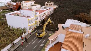 La Unidad de Obras Públicas de La Palma despejando la lava de las carreteras de la isla bajo el control de la Unidad Militar de Emergencias
