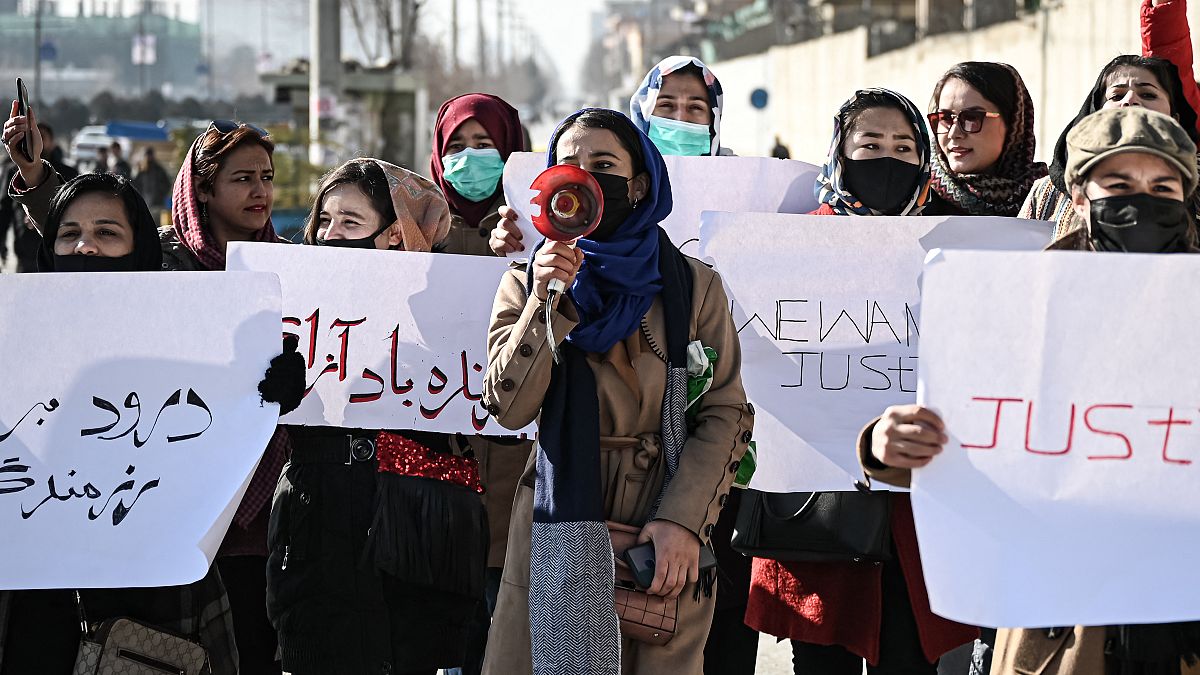 نساء يحملن لافتات خلال مظاهرة للمطالبة بإنهاء عمليات القتل خارج نطاق القضاء بحق مسؤولين سابقين في النظام السابق، في كابول، أفغانستان، في 28 ديسمبر 2021.