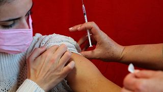 أحد مراكز التطعيم في مدينة أنجليه، جنوب غرب فرنسا، الخميس 23 ديسمبر  2021