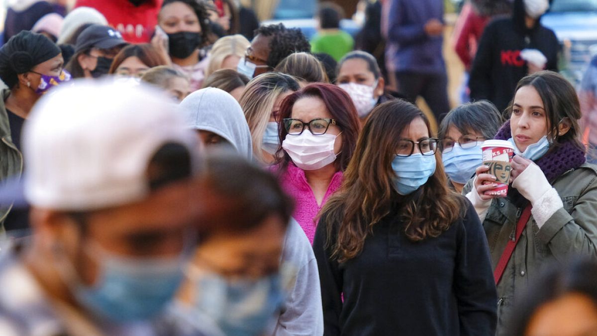 Des personnes masquées dans un centre commercial en Californie, novembre 2021, USA