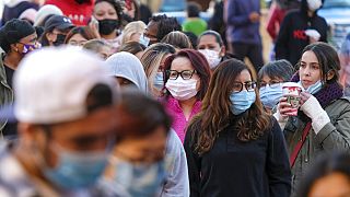 Des personnes masquées dans un centre commercial en Californie, novembre 2021, USA