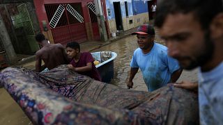 Жители спасают своё имущество в муниципалитете Итапетинга, штат Баия