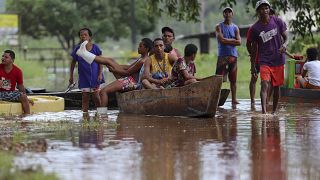 Menschen in Ilheus nutzen Boote, um sich angesichts der Überschwemmungen fortzubewegen