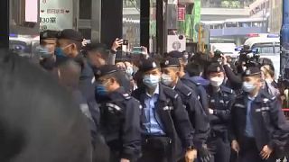 Hongkongi rendőrök razziáznak a Stand News irodájánál