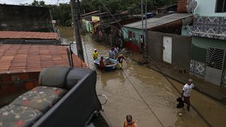 سكان مدينة إيتابيتنجا في ولاية باهيا يتفقدون بيوتهم بعد أن غمرتها المياه، البرازيل.