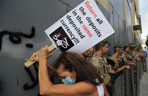 متظاهرة تحمل لافتة لاعادة الأموال المنهوبة خلال مظاهرة  في بيروت، لبنان.