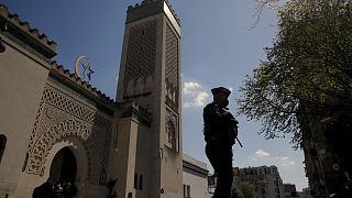 Áprilisi felvétel: rendőr őriz egy párizsi mecsetet a muszlim böjti hónap, ramadán idején