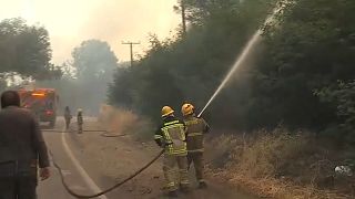 Bomberos apaganado un incendio, 28/12/2021, Quillón, Chile
