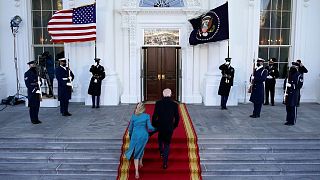جو بایدن، رئیس جمهوری آمریکا و همسرش هنگام ورود به کاخ سفید