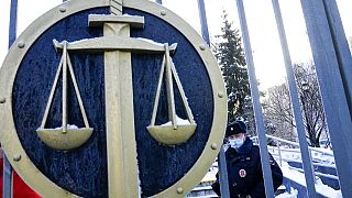 Un policier devant le tribunal de Moscou où était jugé Memorial