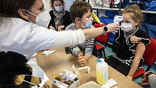 Kinder in einem Impfzentrum in Frankreich