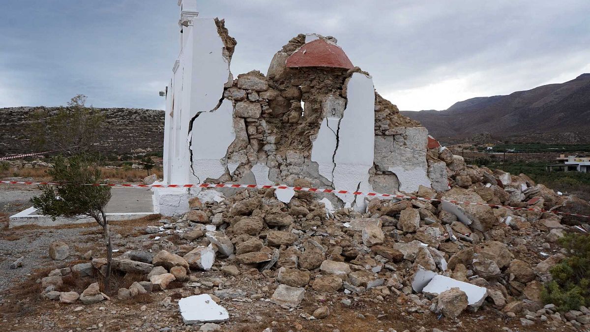 أنقاض كنيسة في أعقاب زلزال ضرب قرية أركالوكوري بجزيرة كريت اليونانية، 27 سبتمبر 2021