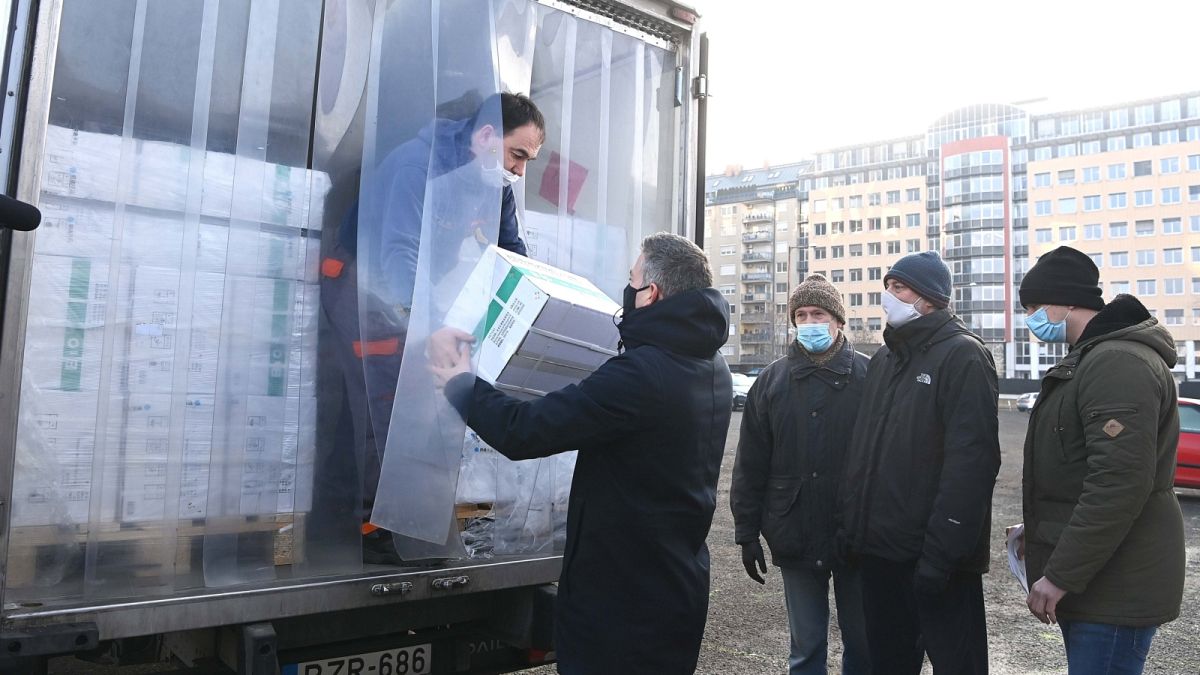 Februári felvétel: kínai vakcinákat szállító teherautó érkezik a fővárosi kormányhivatal telephelyére 