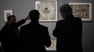 الرئيس الفرنسي إيمانويل ماكرون والمؤرخ الفرنسي بنيامين ستورا  خلال زيارة لمعرض "يهود الشرق" في معهد العالم العربي في باريس، فرنسا.