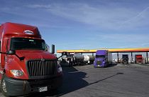 Utah'da yakıt alan kamyonlar (Arşiv)