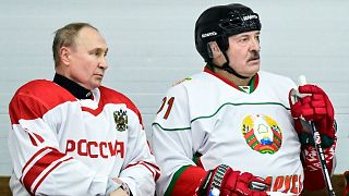 Le président russe Vladimir Poutine son homologue bélarusse, Alexandre Loukachenko,  le 29 décembre 2021, sur une patinoire de Saint-Pétersbourg